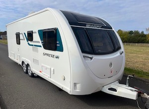 Caravans: 2016 Swift Sprite Quattro EB – TWIN AXLE / REAR ISLAND BED / FULL CENTRAL BATHROOM / 4-BERTH / 4WD MOTOR MOVERS / TIMBERLESS FRAME IN TRANSIT – ETA NOV / DEC