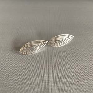Aubree: Silver Outline Leaf Earrings - AUB10