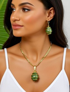 Emerald Radiance – Green Shell Pearl & Gold Pendant Set ✨