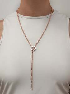 Jewellery: Long chain necklace