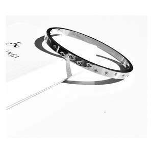 Bracelets: Vogue Bangle| Silver