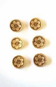 Notions: Textured Flower Coconut Buttons Medium