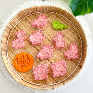 Playing Dough: Wild Dough | Stamper & Cutter Set - Africa Animals