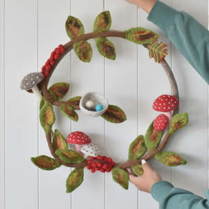 C H R I S T M A S: Woodland Felt Wreath