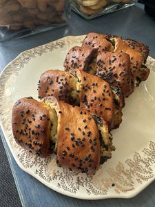 Products: Mini frozen pesto, spinach and feta scrolls (pack of 4) – Little Bread Loaf