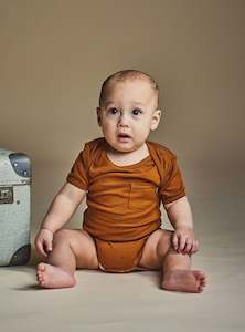 EZRA SHORTSLEEVE BODYSUIT- Rust Elements
