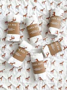 Swaddle: SEAKA.BOO Jasper Giraffe Muslin Swaddle