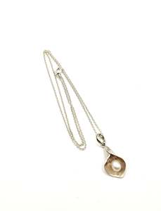 Marielle Estelle: Silver Lily and Pearl Necklace