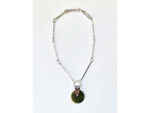 Jacqueline Morren: Silver chain with round jade pendant