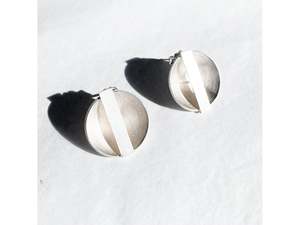 Victoria Pallin: Long-bar bowls studs