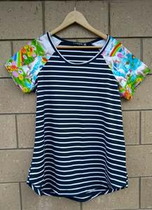 Womans Ready To Post Clothes: Sz 16/18 Woman's Raglan Tee Unicorn*
