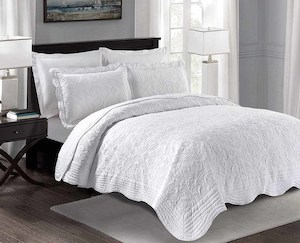 Products: Classic White Luxury Bedspread With Scalloped Edge