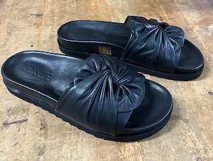 New Footwear 1: Rilassare Tubist Black Slide