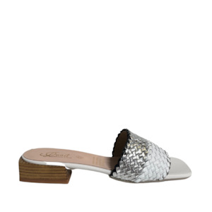 Quait White & Silver Slide