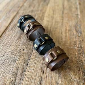 Accessories: Wide Leather cuff