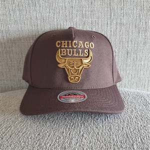 Accessories: MITCHELL & NESS CHICAGO BULLS SNAPBACK - BROWN/GOLD