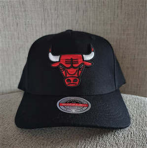 Accessories: MITCHELL & NESS BULLS SNAPBACK - BLACK/RED