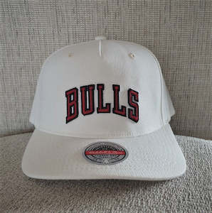 Accessories: MITCHELL & NESS BULLS SNAPBACK - WHITE/RED
