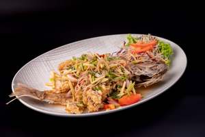 M27 - DEEF FRIED SNAPPER WITH APPLE SALAD