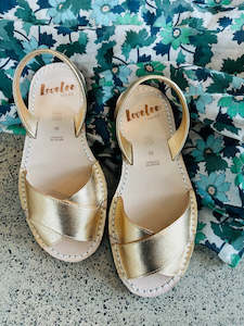 PEEP TOE CROSSOVER IN CHAMPAGNE GOLD