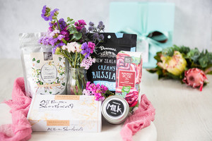 Products: Black Beauty Rose Gift Hamper Love to Give - Gift Hampers Auckland