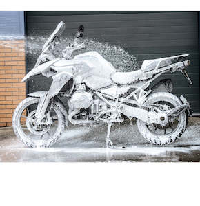 Lubricates Oils Cleaners: MUC-OFF Snow foam Cleaner