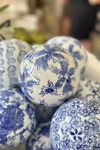 Coast To Coast: Ceramic Ball Blue/ White 10cm - Palms