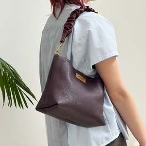 Ruffled Feathers: Shoulder Bucket Bag - Plum