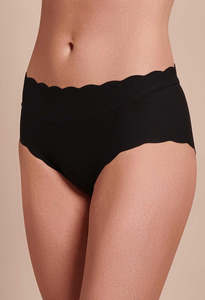 Scalloped Shorty - Black