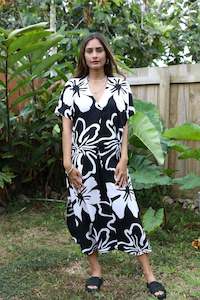 Te Kaute Black and White Mana Kaftan