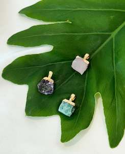 Expensive Jewellery: Natural crystal pendant | Golden detail