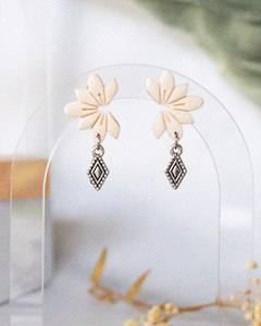 Jewellery: Ivory Bloom Earrings
