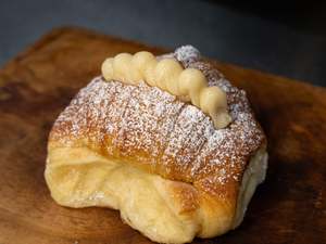 Medialuna with Vanilla Custard
