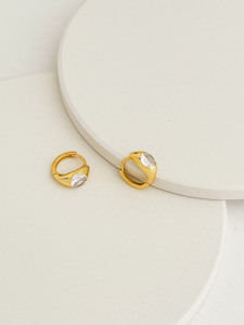 Niko Round Stone Huggies Gold