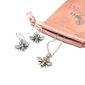 Kiwiana: STERLING HONEY BEE NECKLACE
