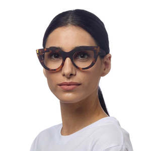 Fashion: Claudia Readers - Classic Havanna