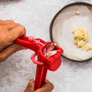 Garject Lite/Presses unpeeled garlic and scrapes itself clean