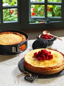 Bakers Favourites: Spring Form Round Cake Tin