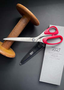 Cadeaux de 1910 Tailors Shears. 9.5" Red