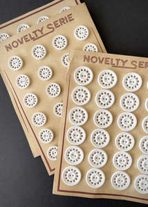 Vintage: Vintage Buttons. Hole in the White 17mm or 22mm