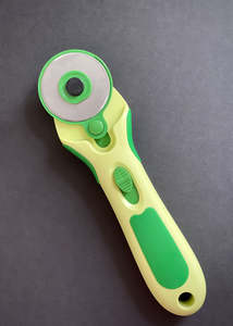 Scissors: Clover 45mm Rotary Cutter