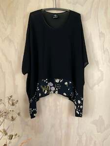 Juna Banded T | Black Daisy