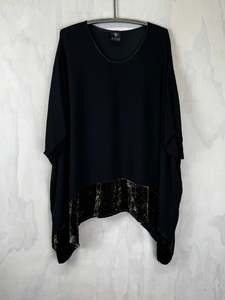 Juna: Banded T | Black Feline