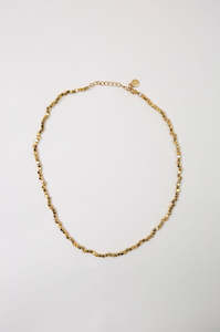 Necklaces: pillar necklace / gold