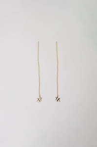 Earrings: xx thread earring / gold