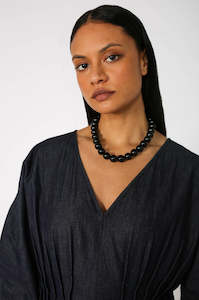 Jewellery: beaded necklace / black|gold