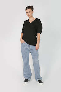 Under 50: free throw tee / black