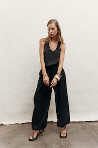 Long Weekending: beyond pant / black crinkle