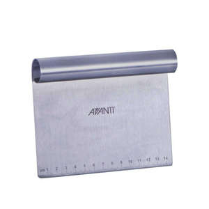 Bakeware Accessories: Dough Scraper with Measurement Guide