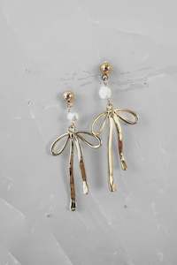 Gifts 1: Bow & Pearl Gold Earrings